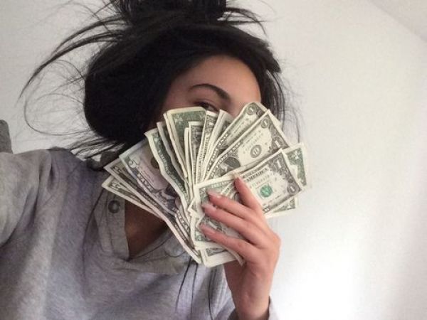 Приглашаем в Москву в сферу досуга и сопровождения девушек 18-40лет (типажи разные)